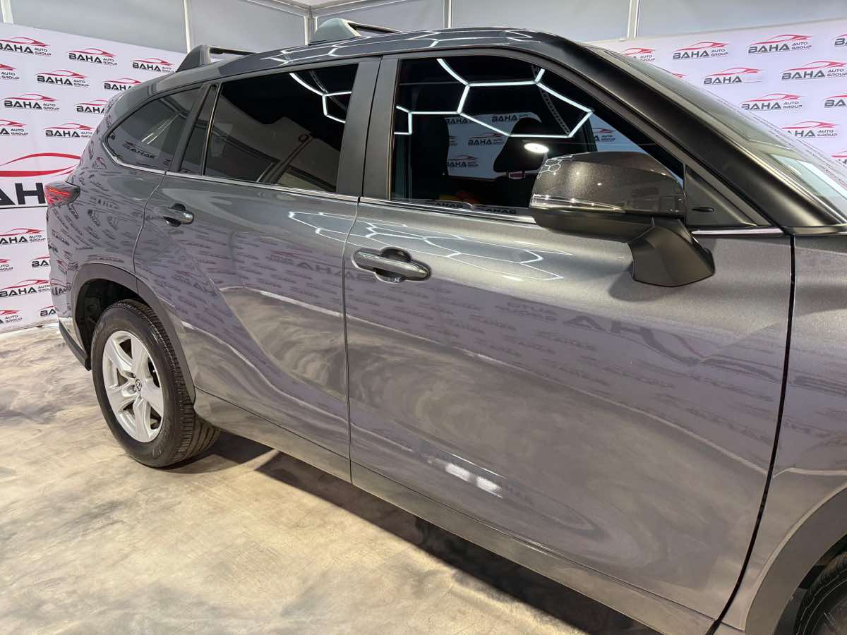 2024 Toyota Highlander LE photo 2