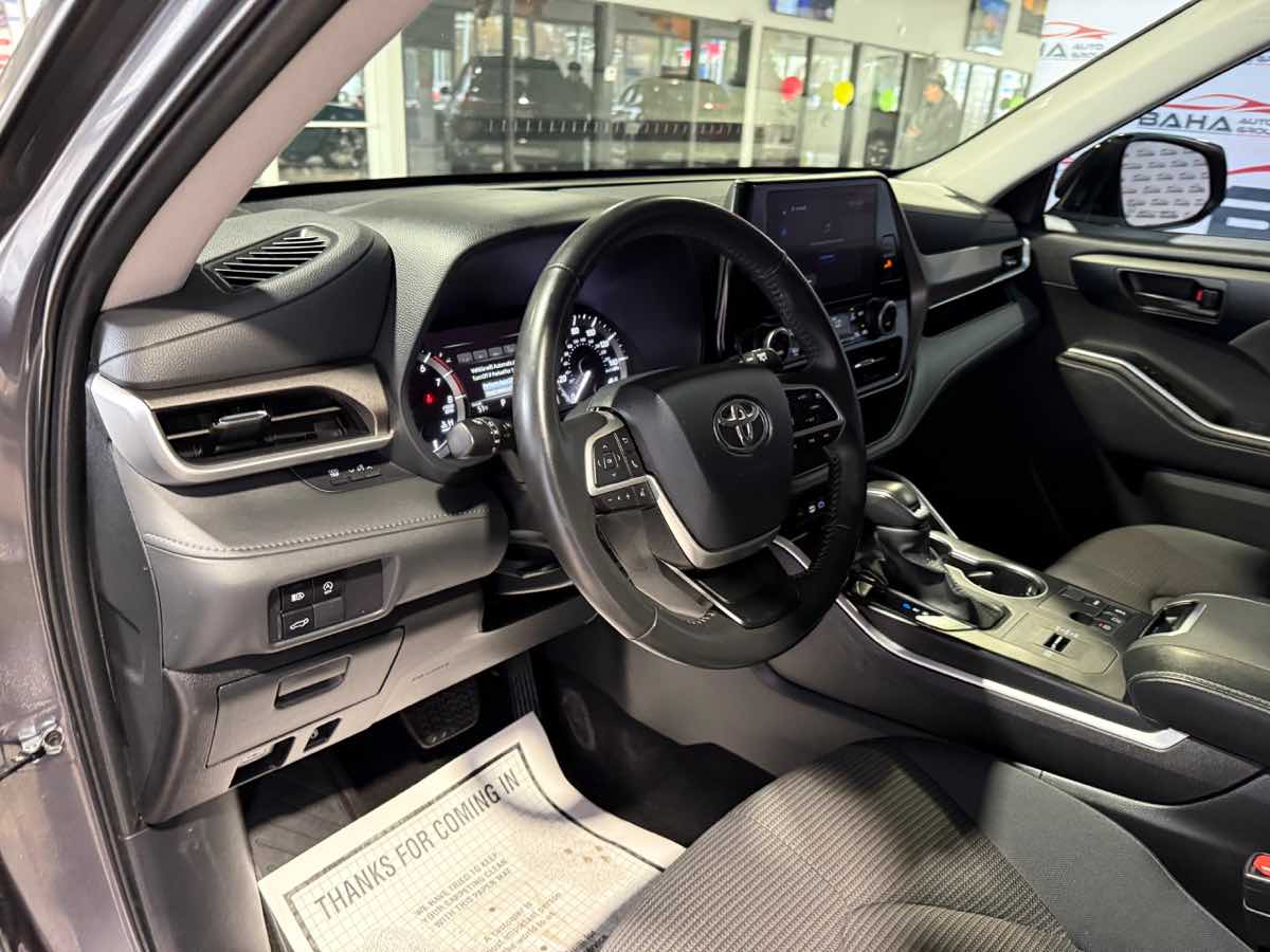 2024 Toyota Highlander LE photo 4