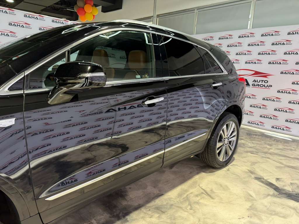 2022 Cadillac XT5 Premium Luxury photo 2