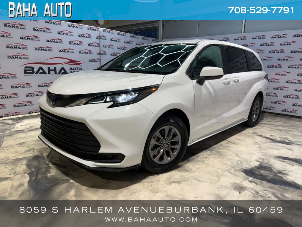 2024 Toyota Sienna LE's photo