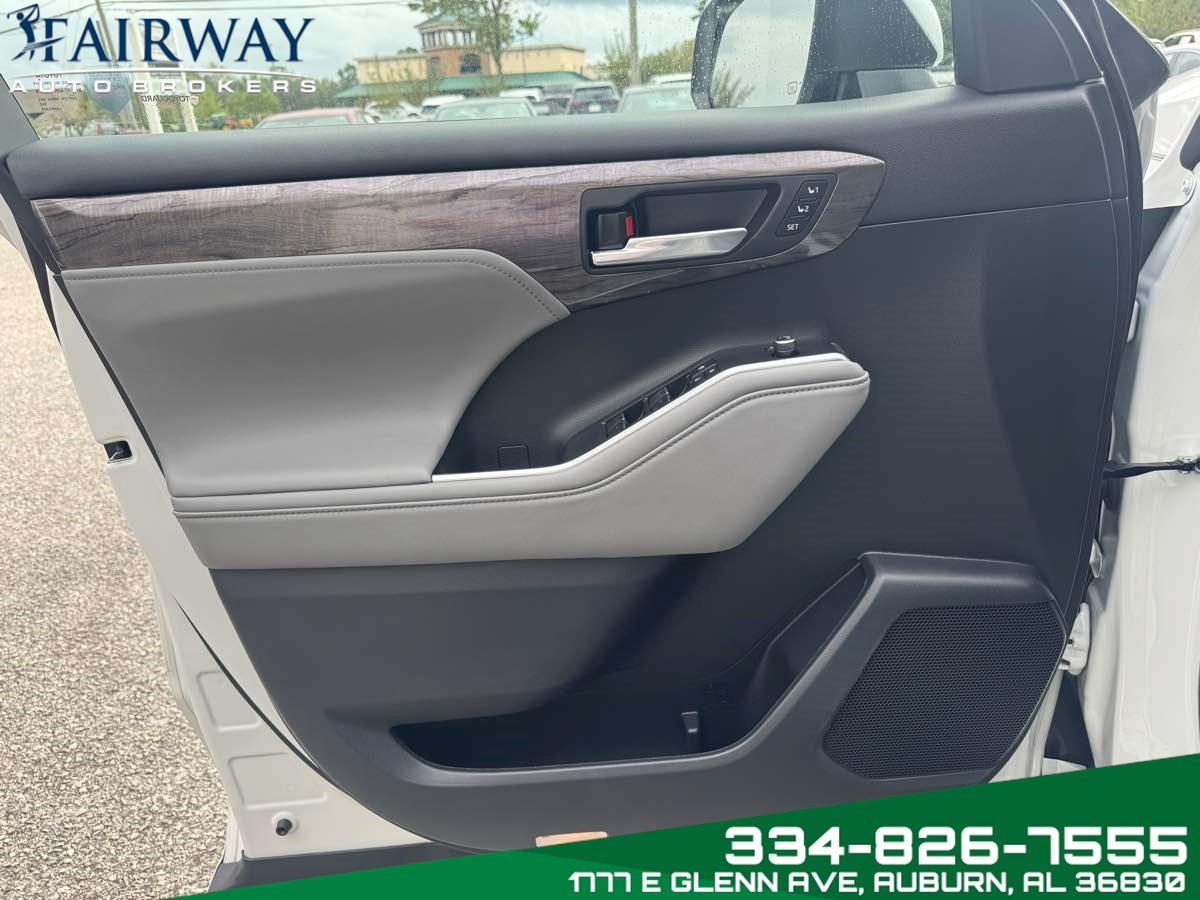 2023 Toyota Highlander Platinum photo 25