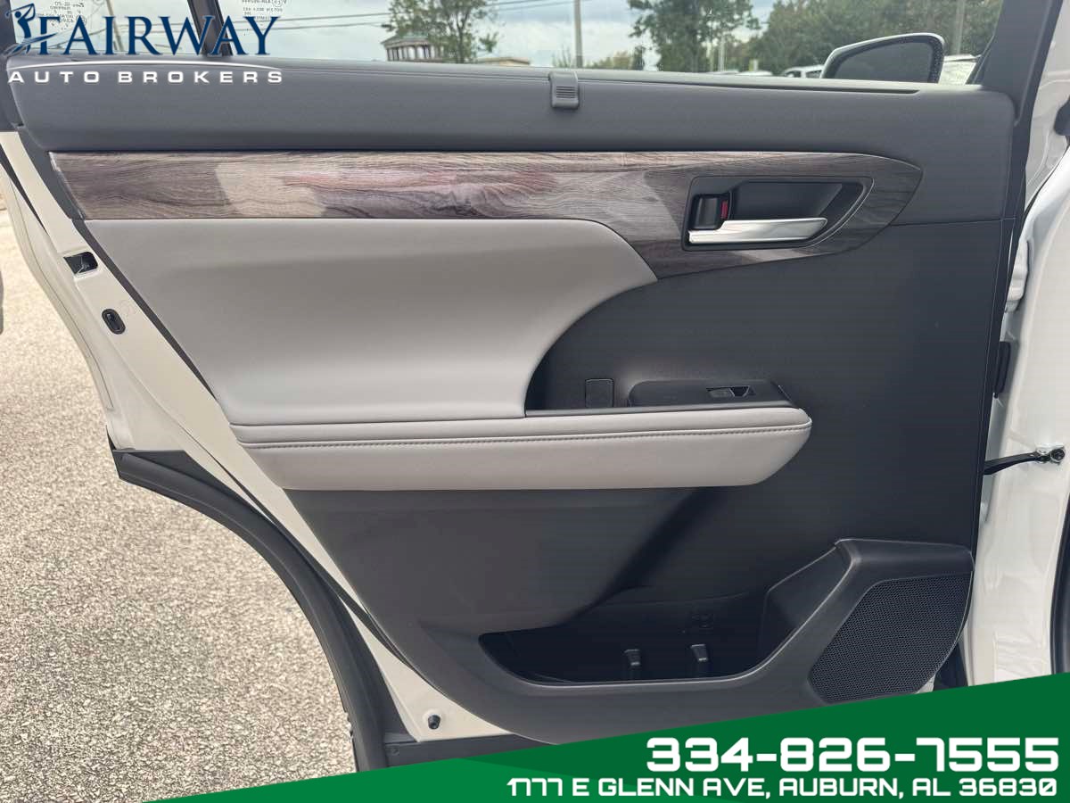 2023 Toyota Highlander Platinum photo 26