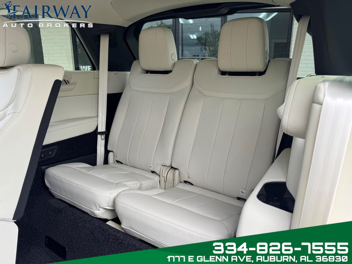 2025 Land Rover Range Rover SE photo 12
