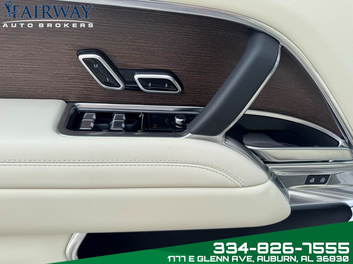 2025 Land Rover Range Rover SE photo 13