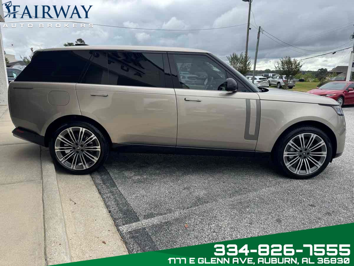 2025 Land Rover Range Rover SE photo 3
