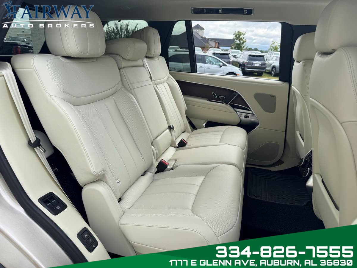 2025 Land Rover Range Rover SE photo 11