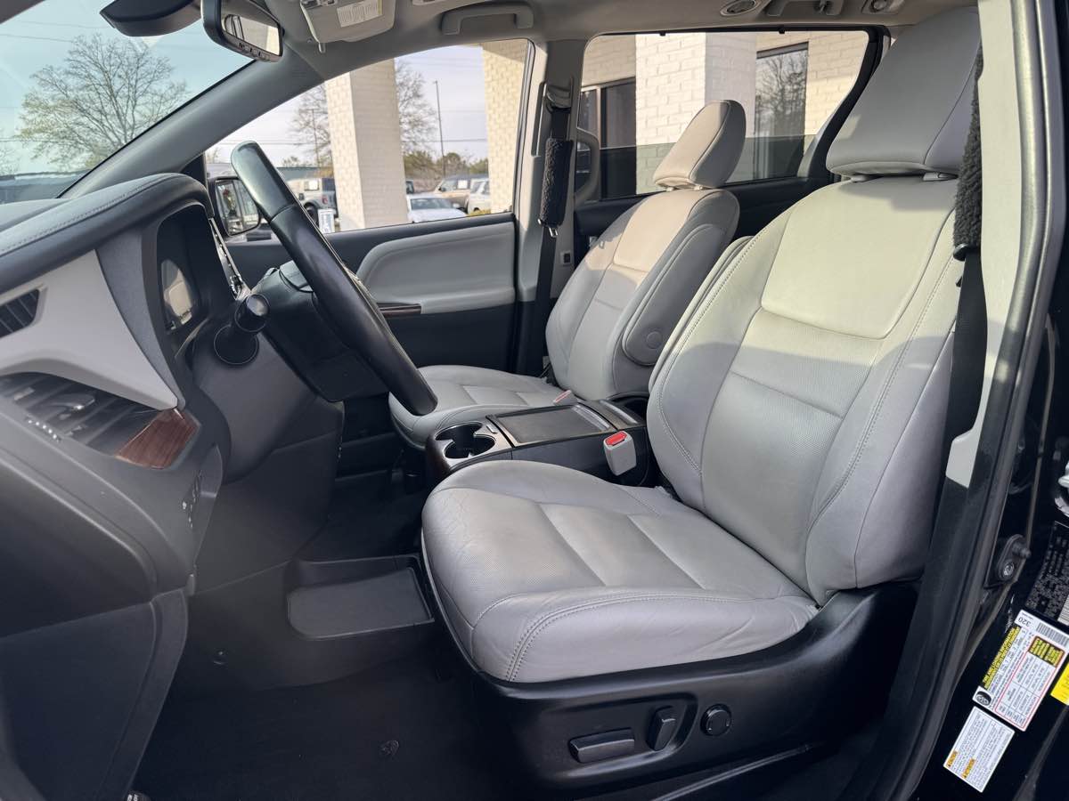 2020 Toyota Sienna Limited - Photo 10