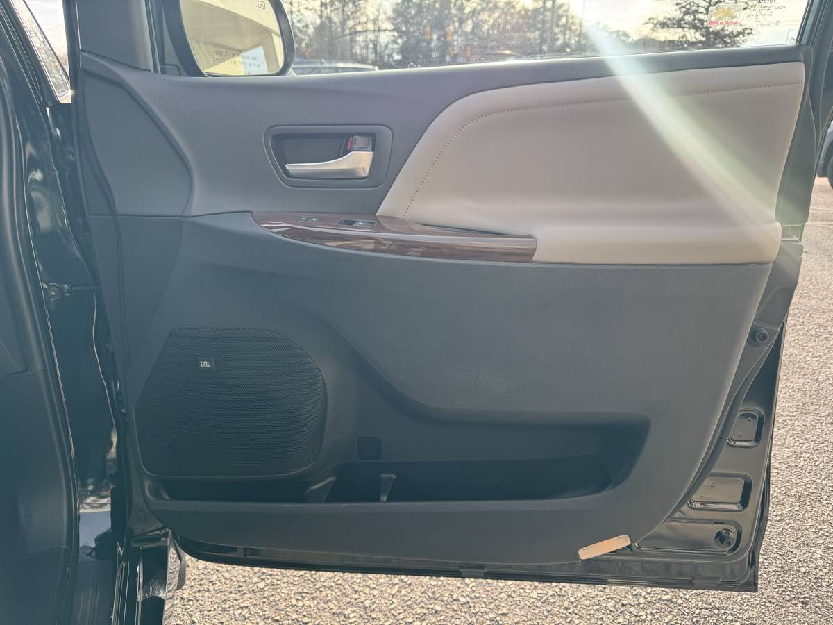 2020 Toyota Sienna Limited - Photo 32