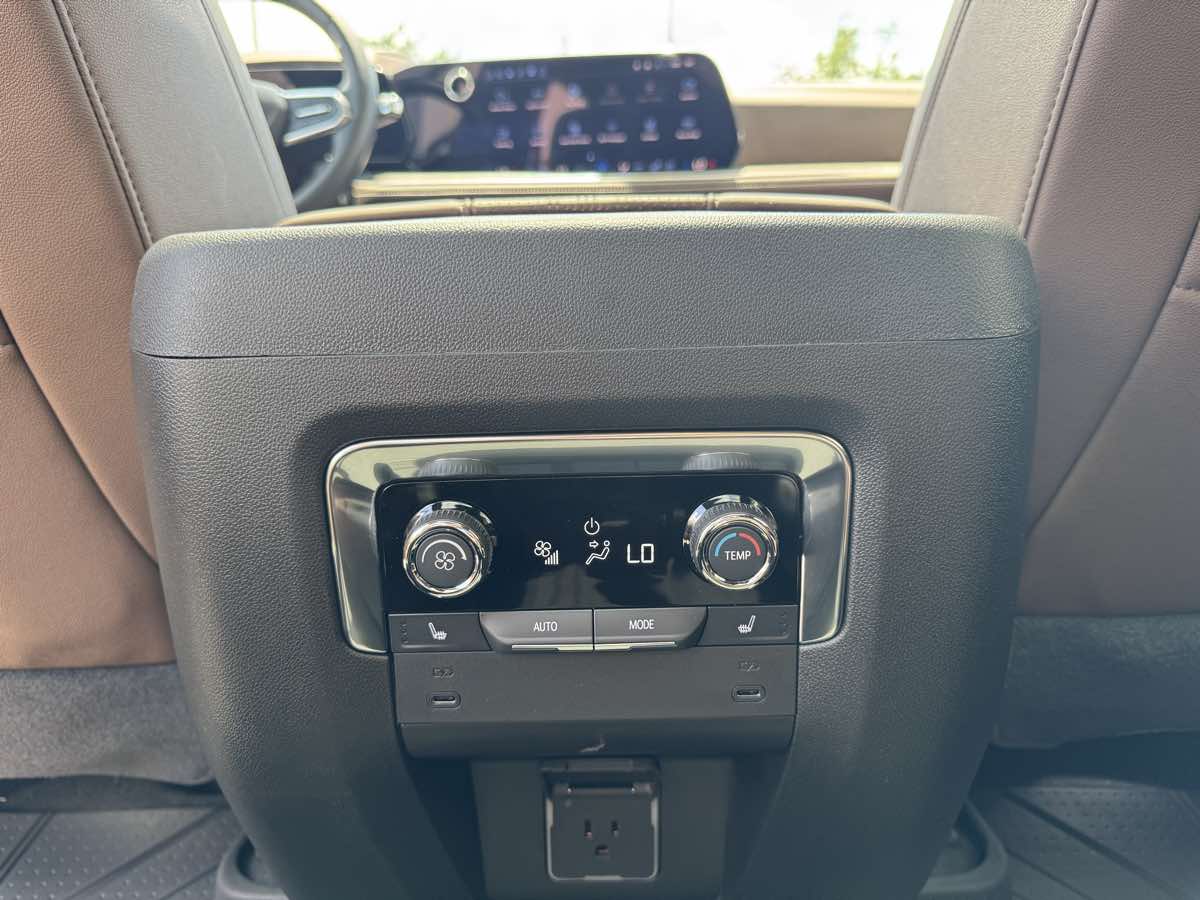 2026 Chevrolet Suburban High Country - Photo 28