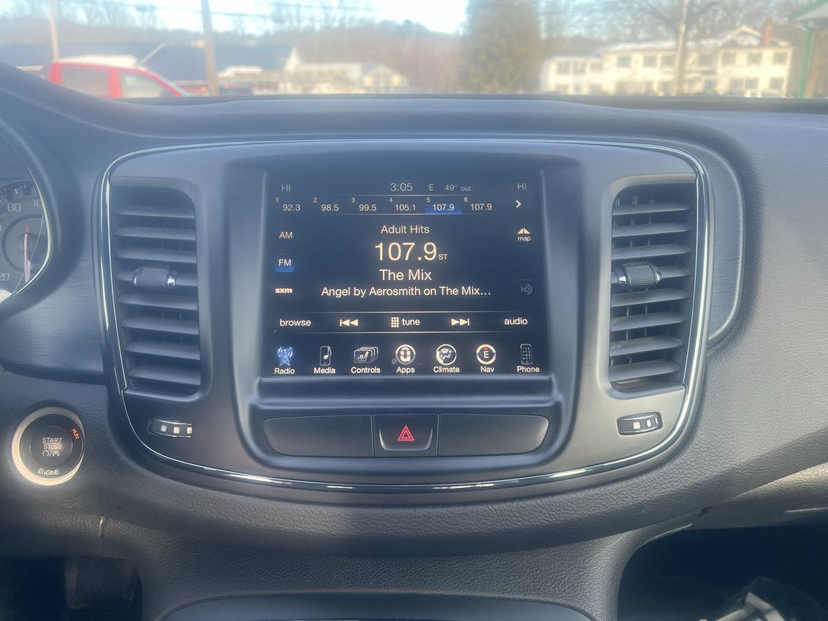 2015 Chrysler 200 S - Photo 9
