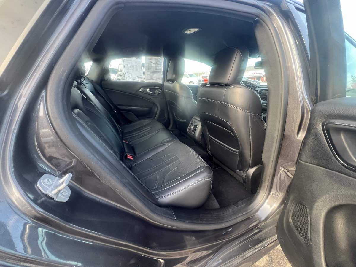 2015 Chrysler 200 S - Photo 15