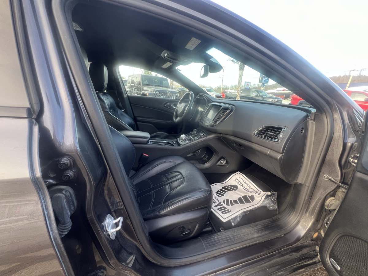 2015 Chrysler 200 S - Photo 16