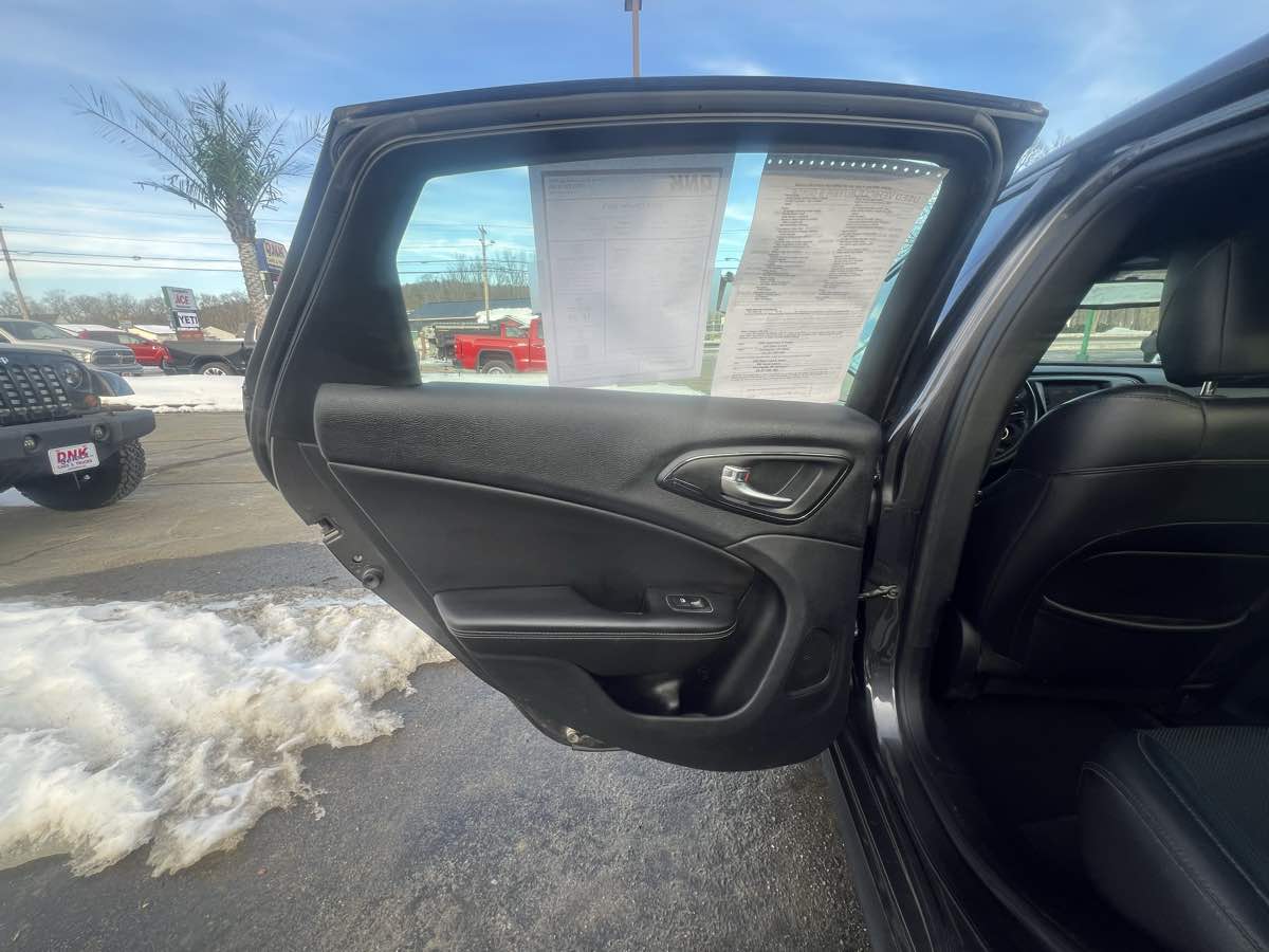 2015 Chrysler 200 S - Photo 22