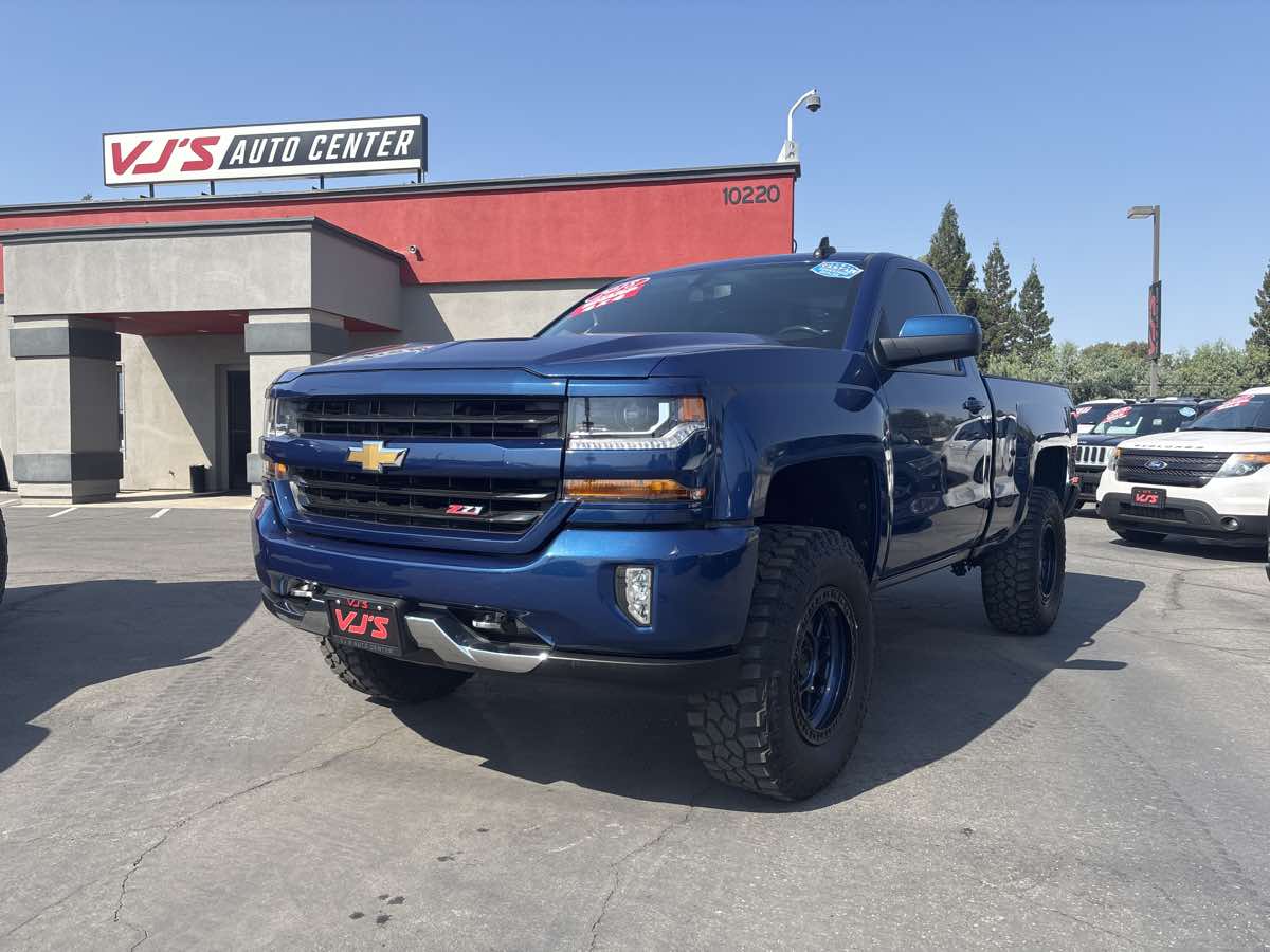 2018 Chevrolet Silverado 1500 LT photo 2