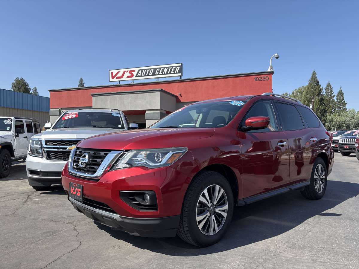2017 Nissan Pathfinder SV - Photo 2