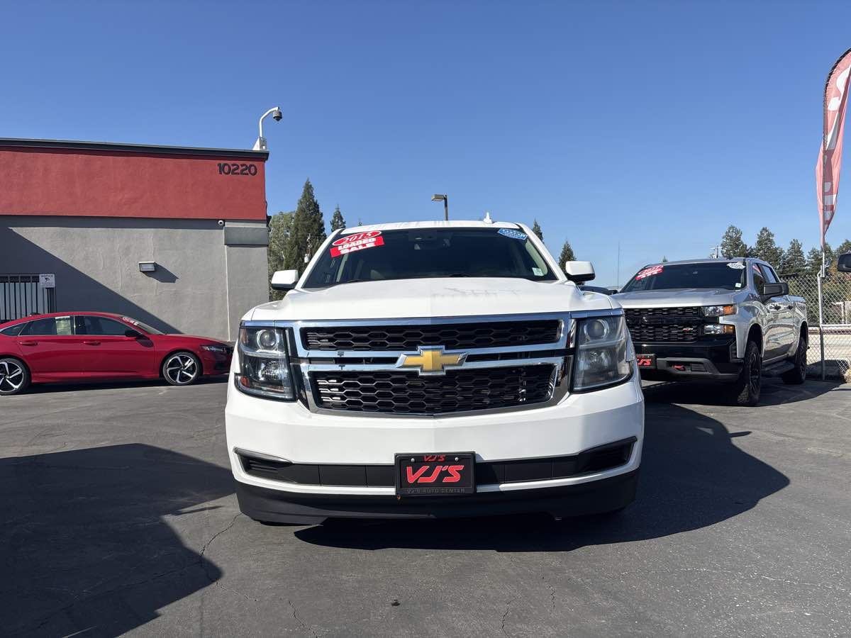 2015 Chevrolet Suburban LT photo 3