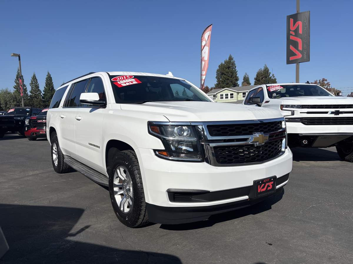 2015 Chevrolet Suburban LT photo 4