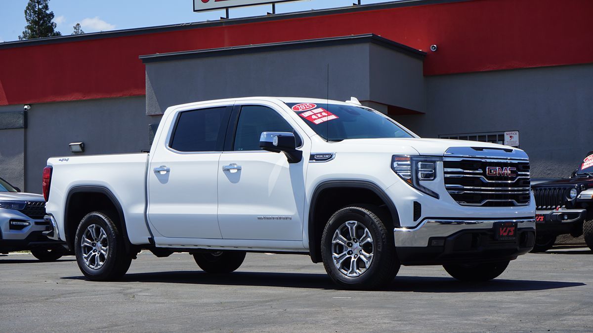 2025 GMC Sierra 4WD Crew Cab Short Box SLT's photo