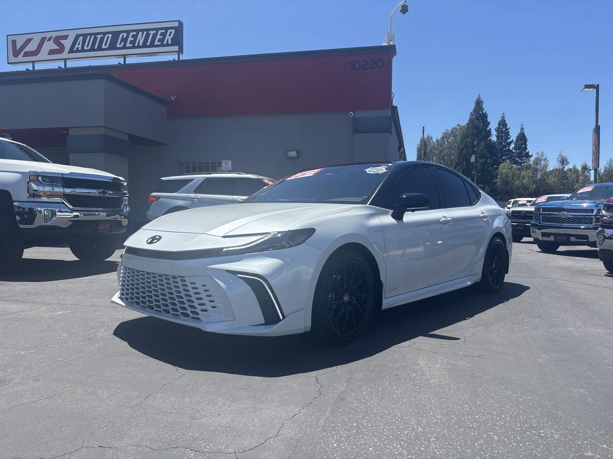 2026 Toyota Camry XSE Hybrid's photo