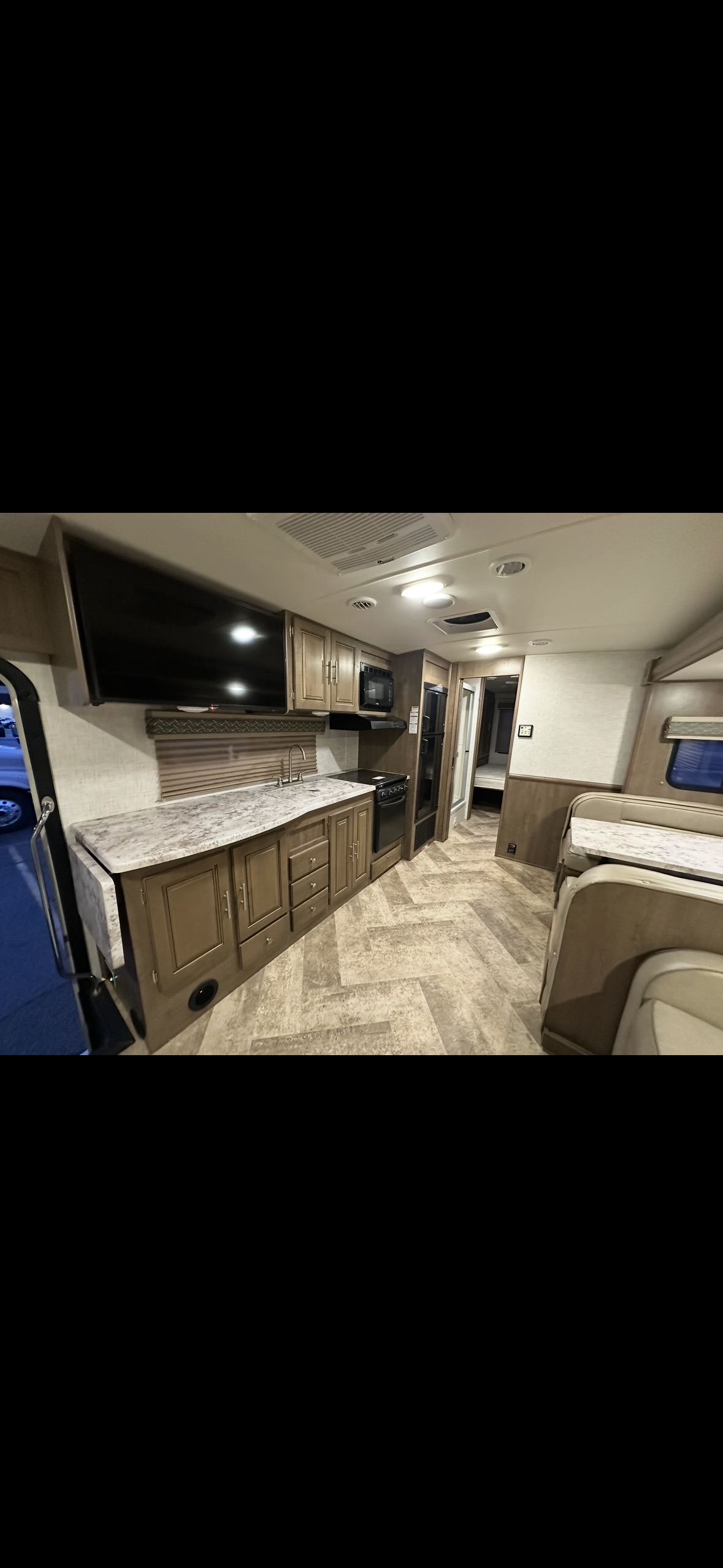 2018 Ford F-53 - Photo 17