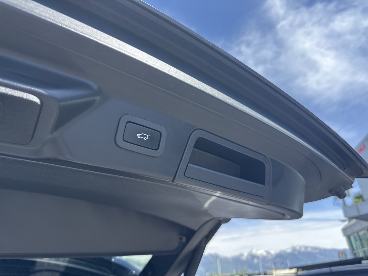 2018 Land Rover Range Rover Velar R-Dynamic HSE photo 18