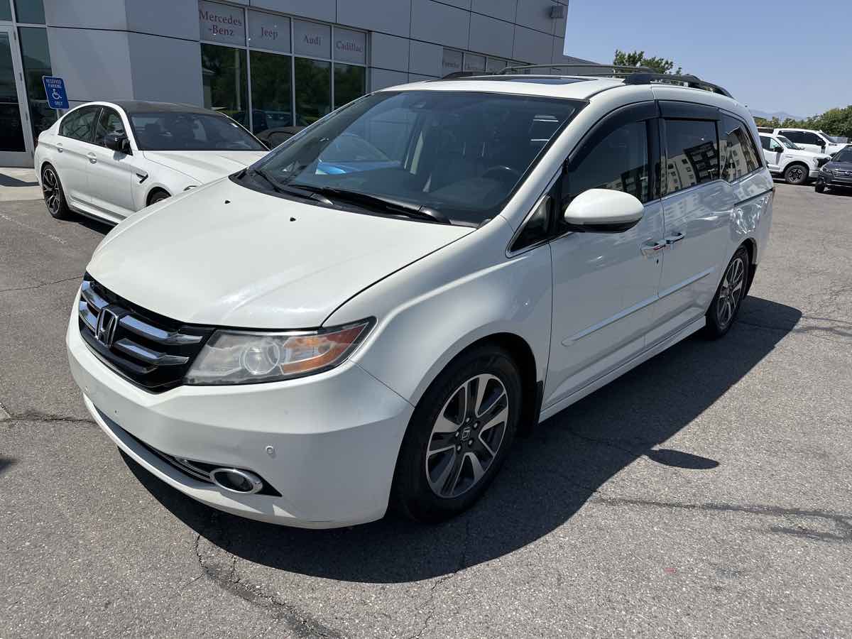 2015 Honda Odyssey Touring Elite photo 2