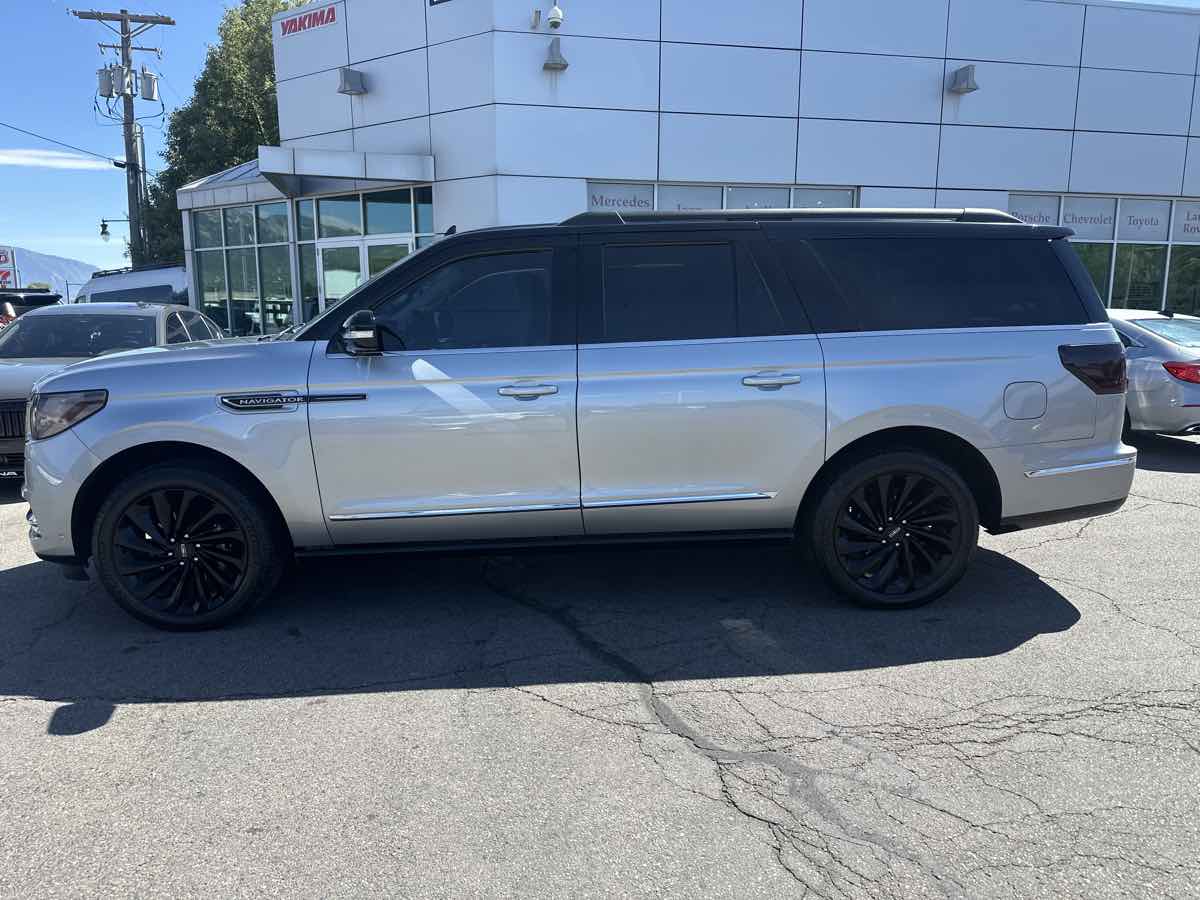 2021 Lincoln Navigator Black Label photo 2