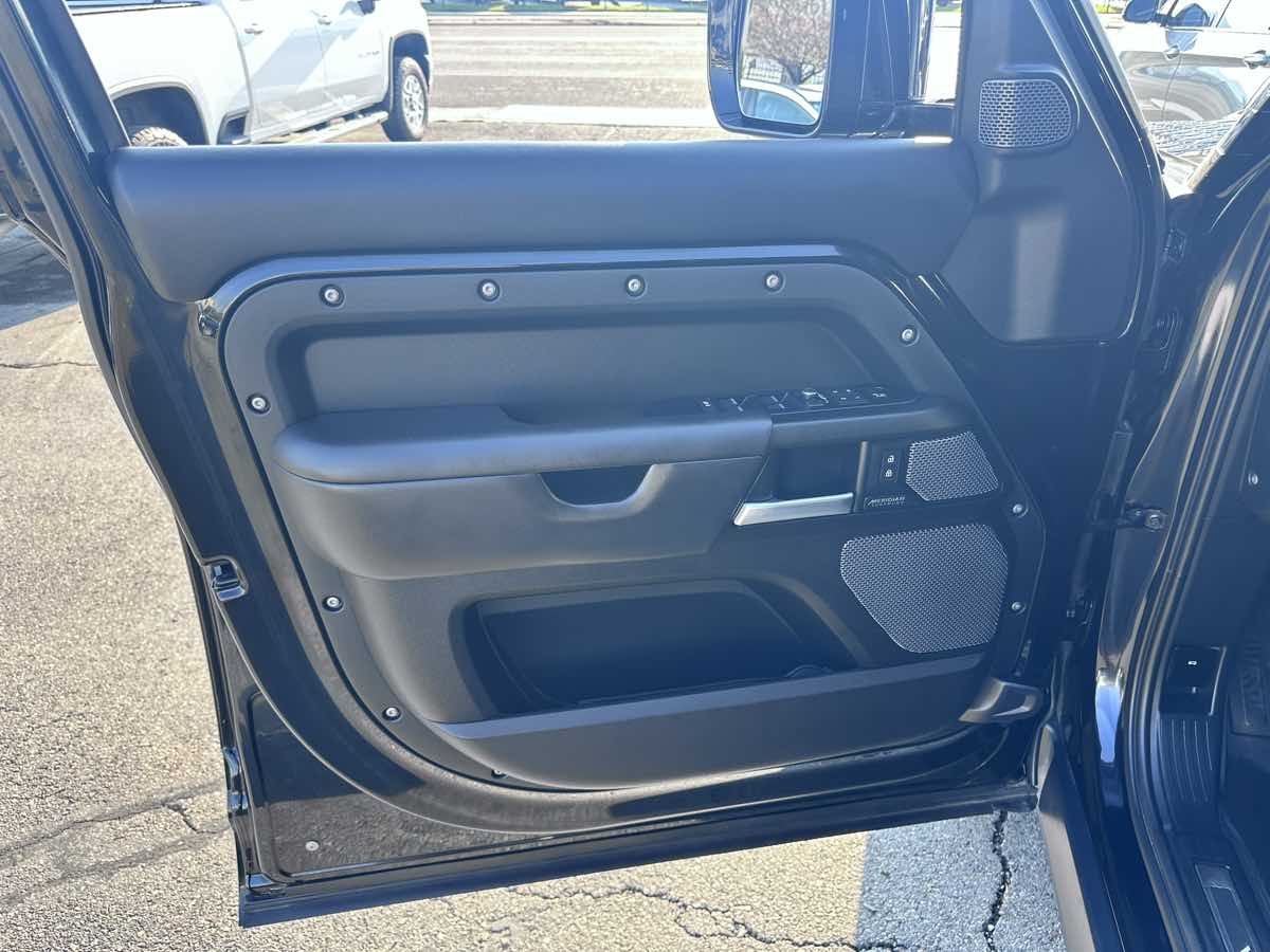 2022 Land Rover Defender V8 photo 5