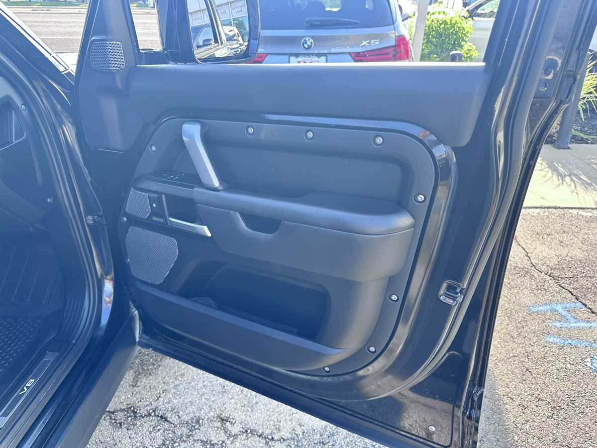 2022 Land Rover Defender V8 photo 17