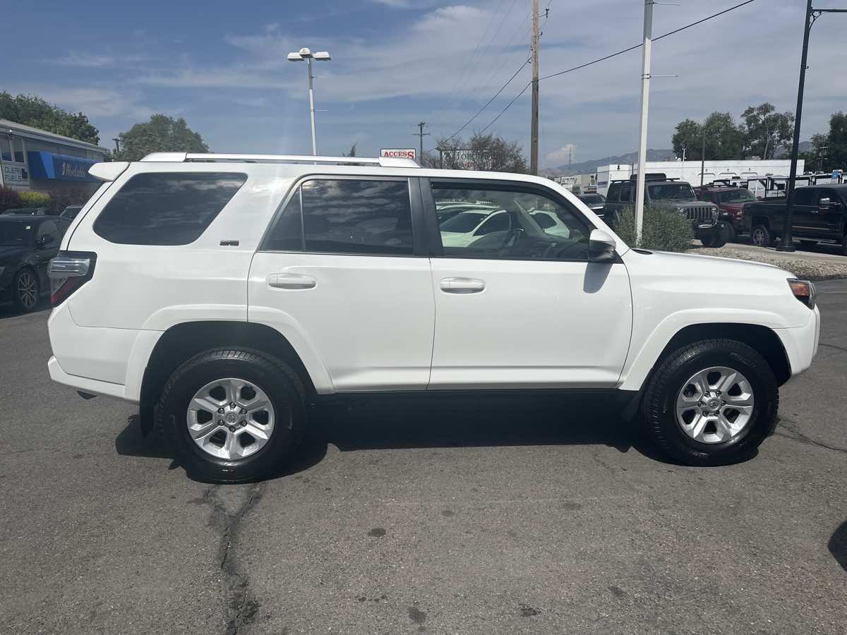 2016 Toyota 4Runner SR5 photo 4