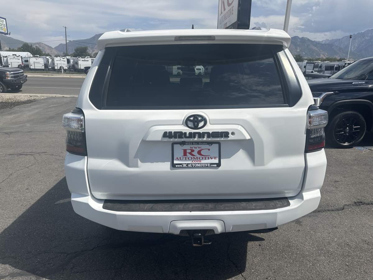 2016 Toyota 4Runner SR5 photo 6