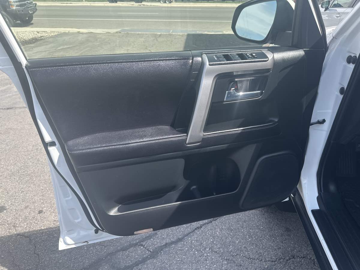 2016 Toyota 4Runner SR5 photo 10