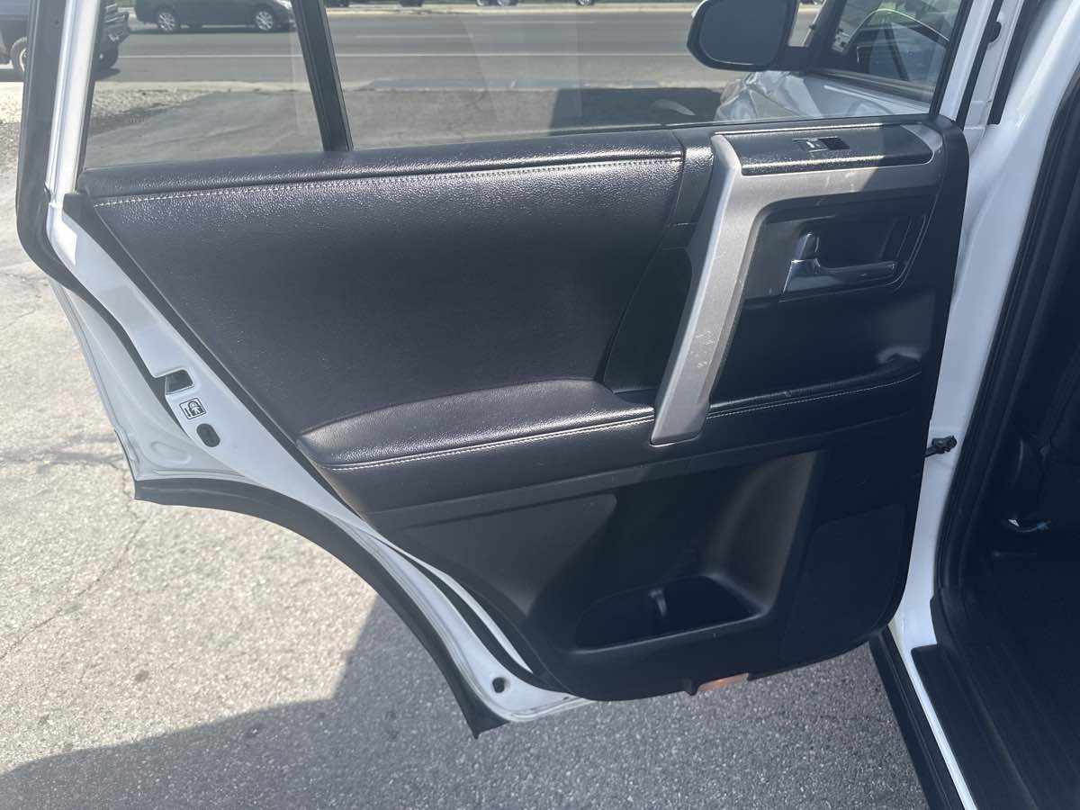 2016 Toyota 4Runner SR5 photo 12