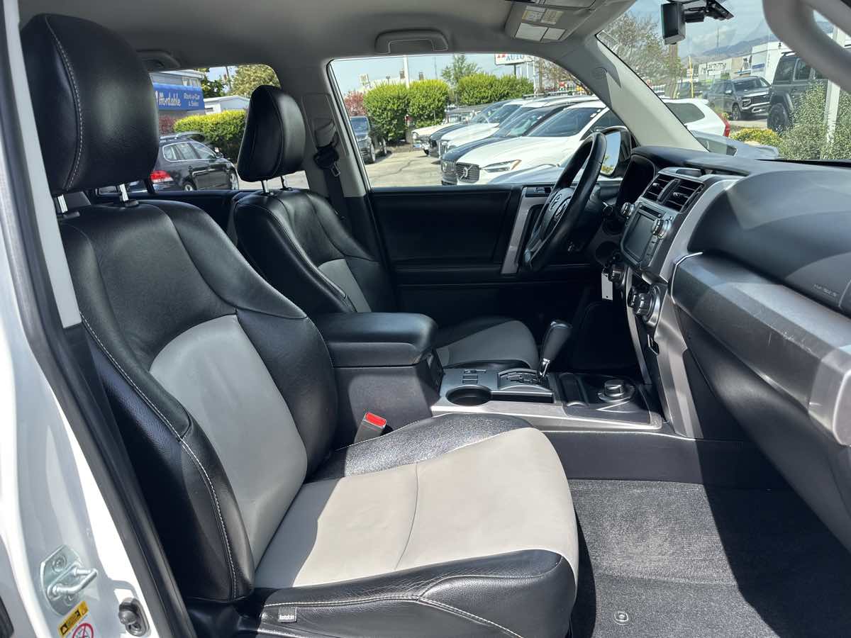 2016 Toyota 4Runner SR5 photo 19