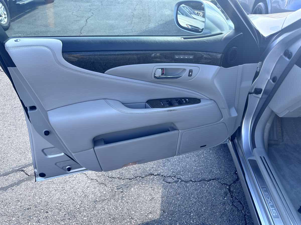 2007 Lexus LS 460 photo 10