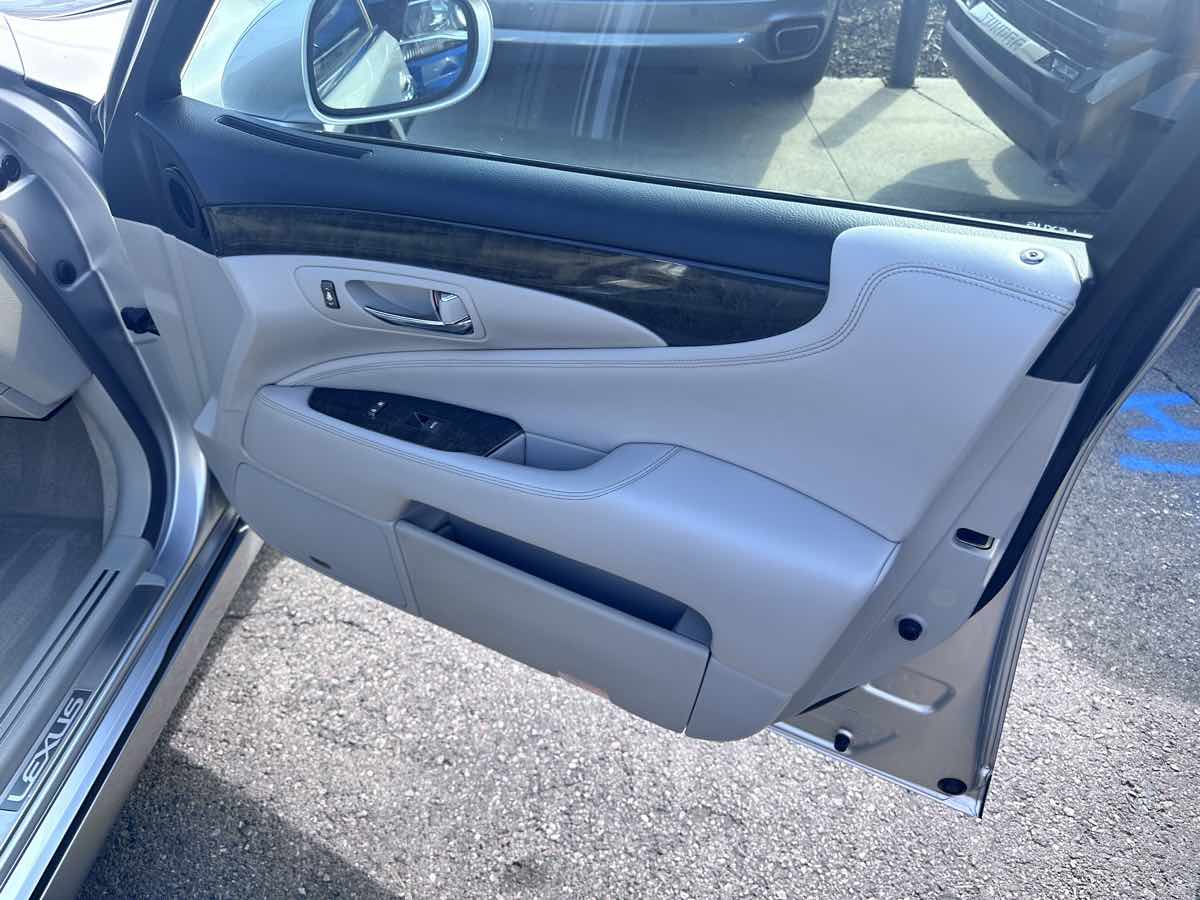 2007 Lexus LS 460 photo 17
