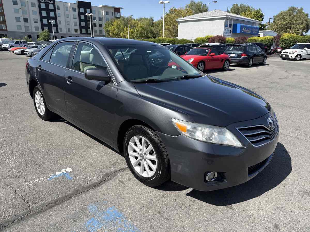 2010 Toyota Camry XLE photo 3