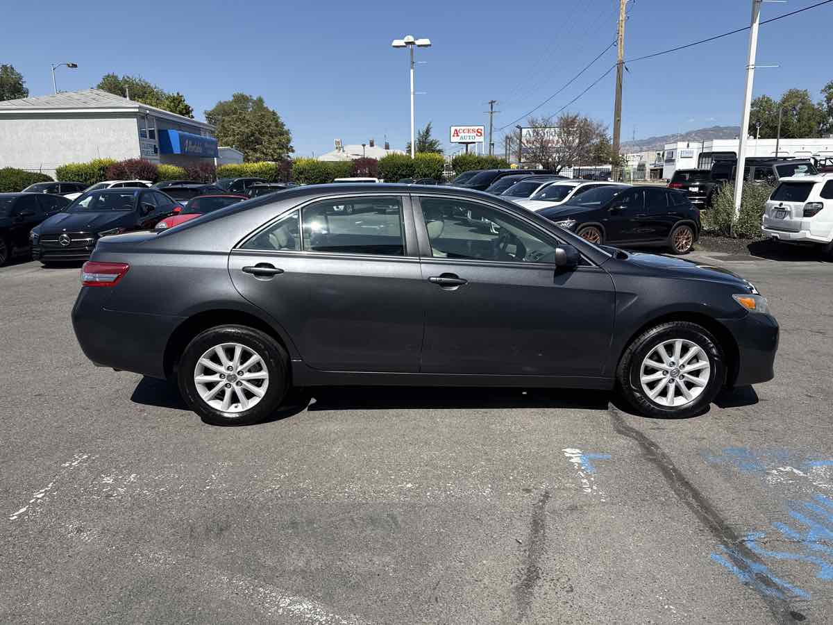 2010 Toyota Camry XLE photo 4