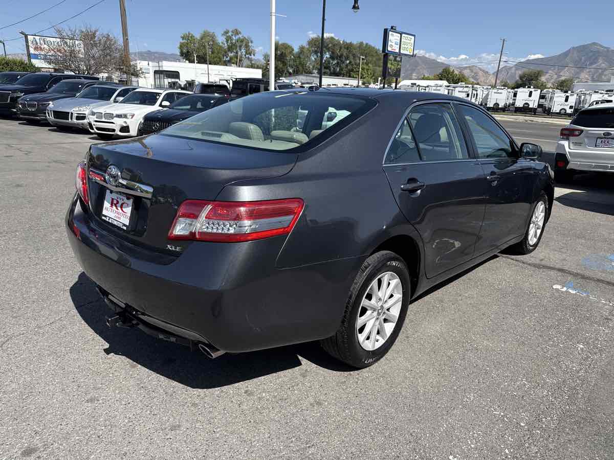 2010 Toyota Camry XLE photo 5