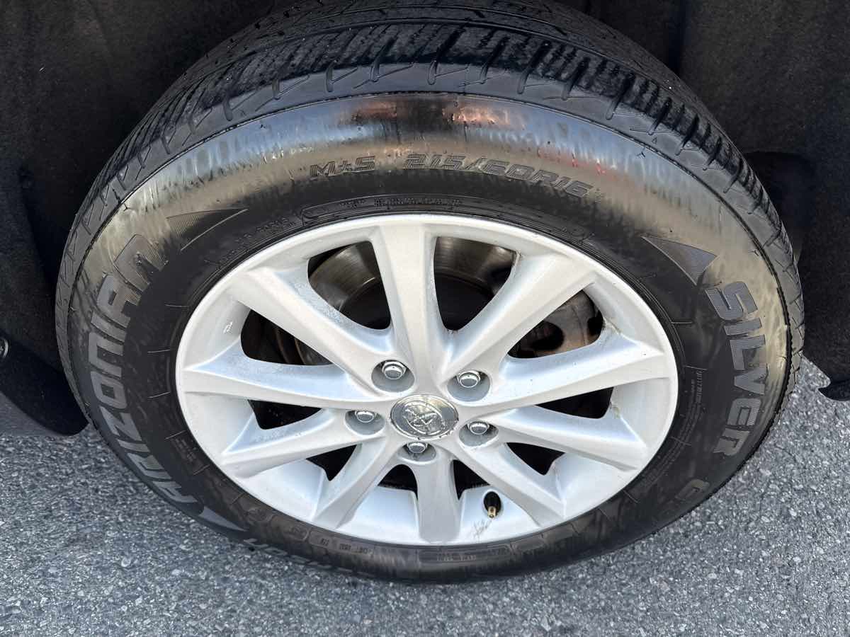 2010 Toyota Camry XLE photo 9