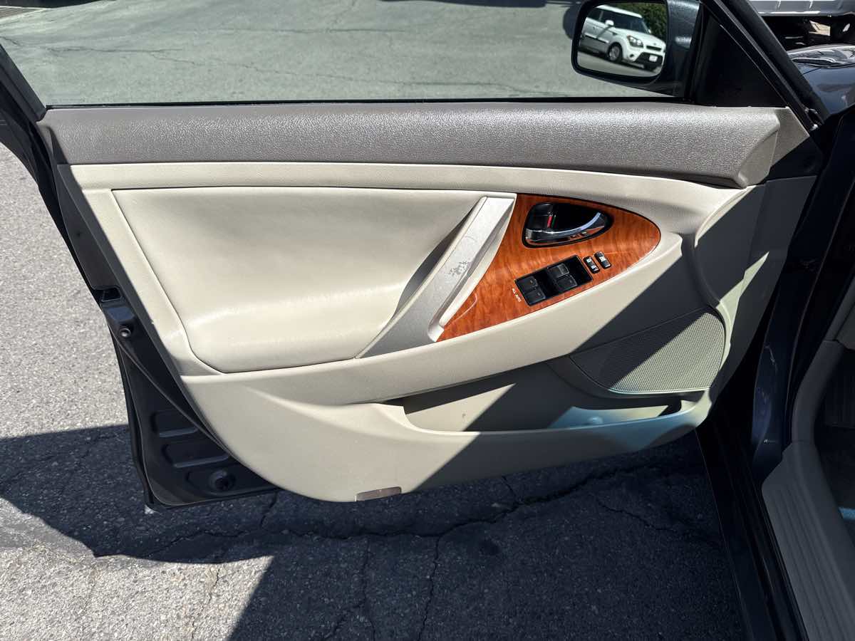 2010 Toyota Camry XLE photo 11