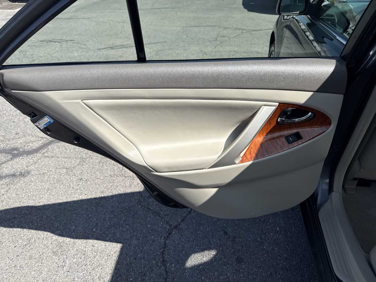 2010 Toyota Camry XLE photo 13