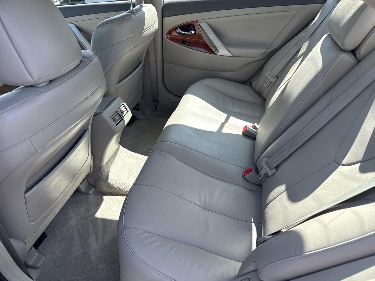 2010 Toyota Camry XLE photo 14