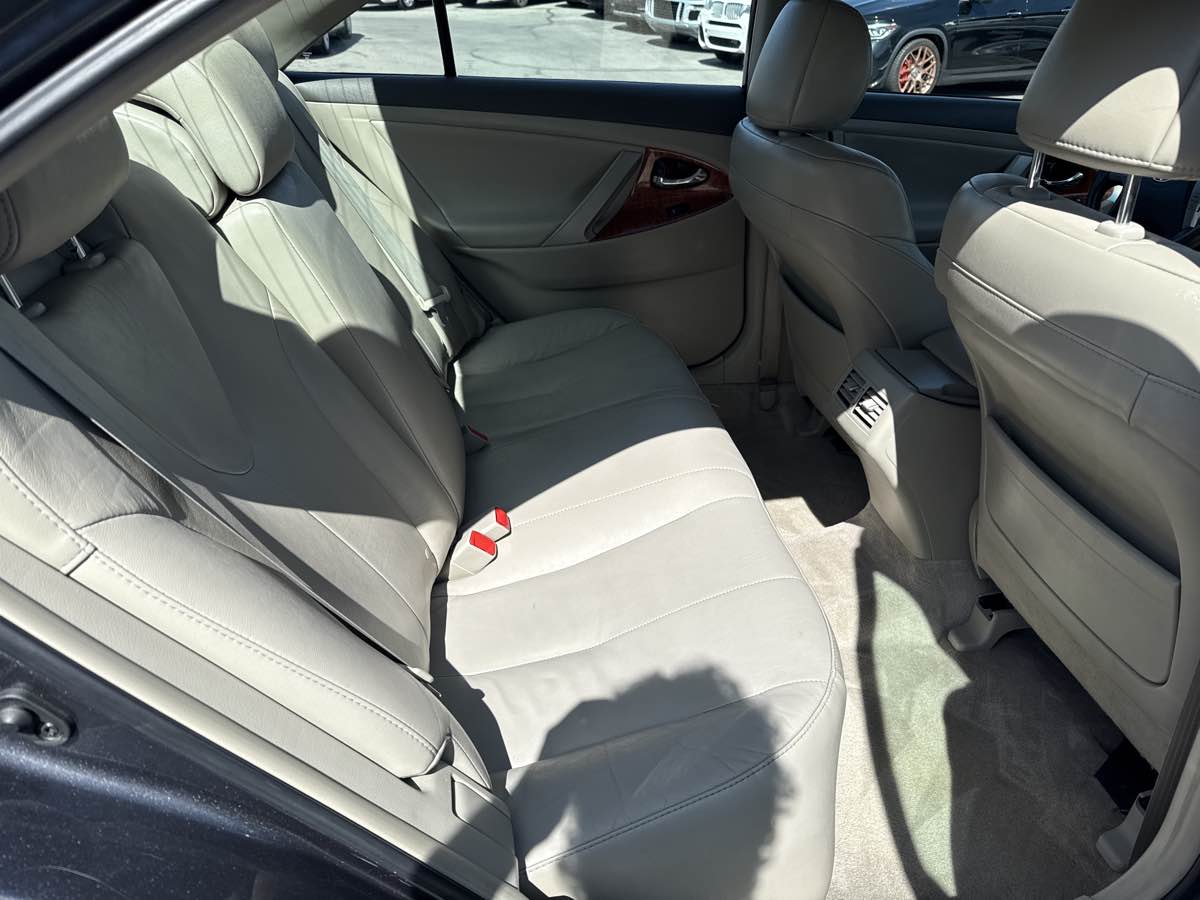 2010 Toyota Camry XLE photo 17