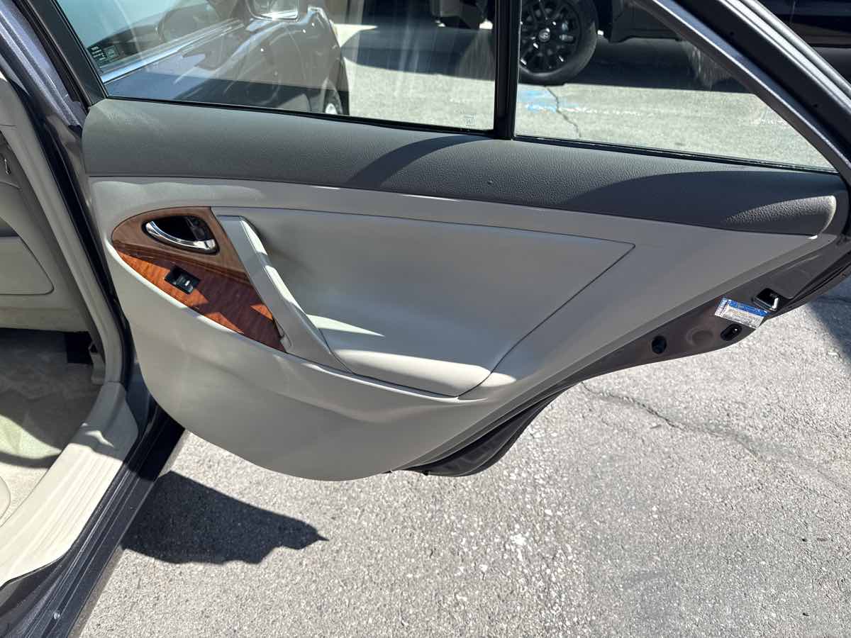 2010 Toyota Camry XLE photo 18