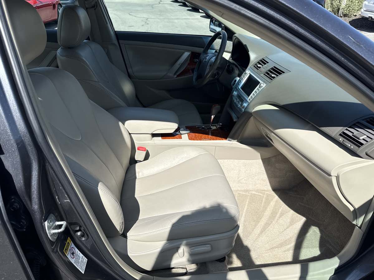 2010 Toyota Camry XLE photo 19