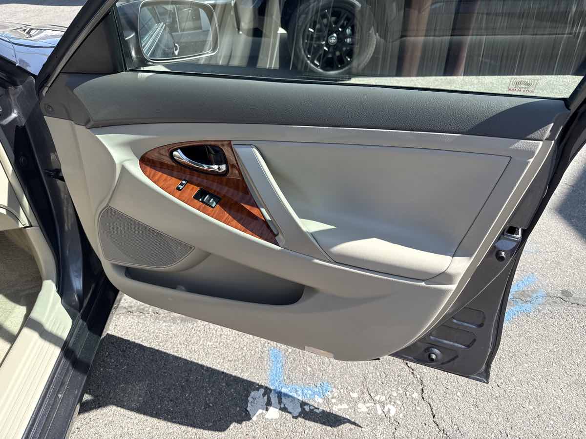 2010 Toyota Camry XLE photo 20