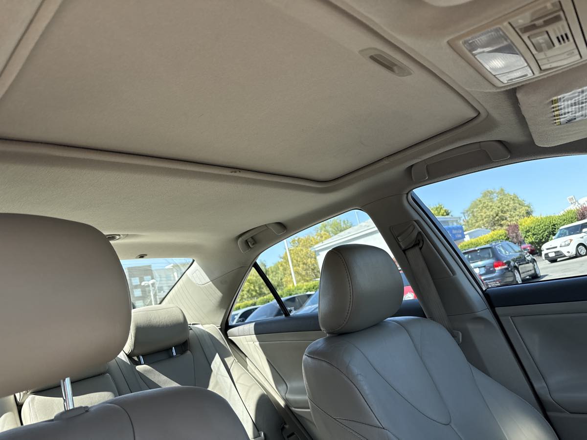 2010 Toyota Camry XLE photo 21