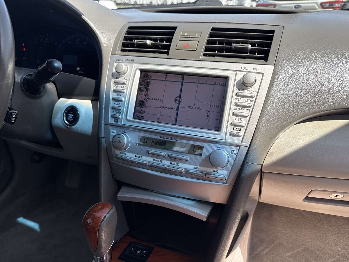 2010 Toyota Camry XLE photo 22