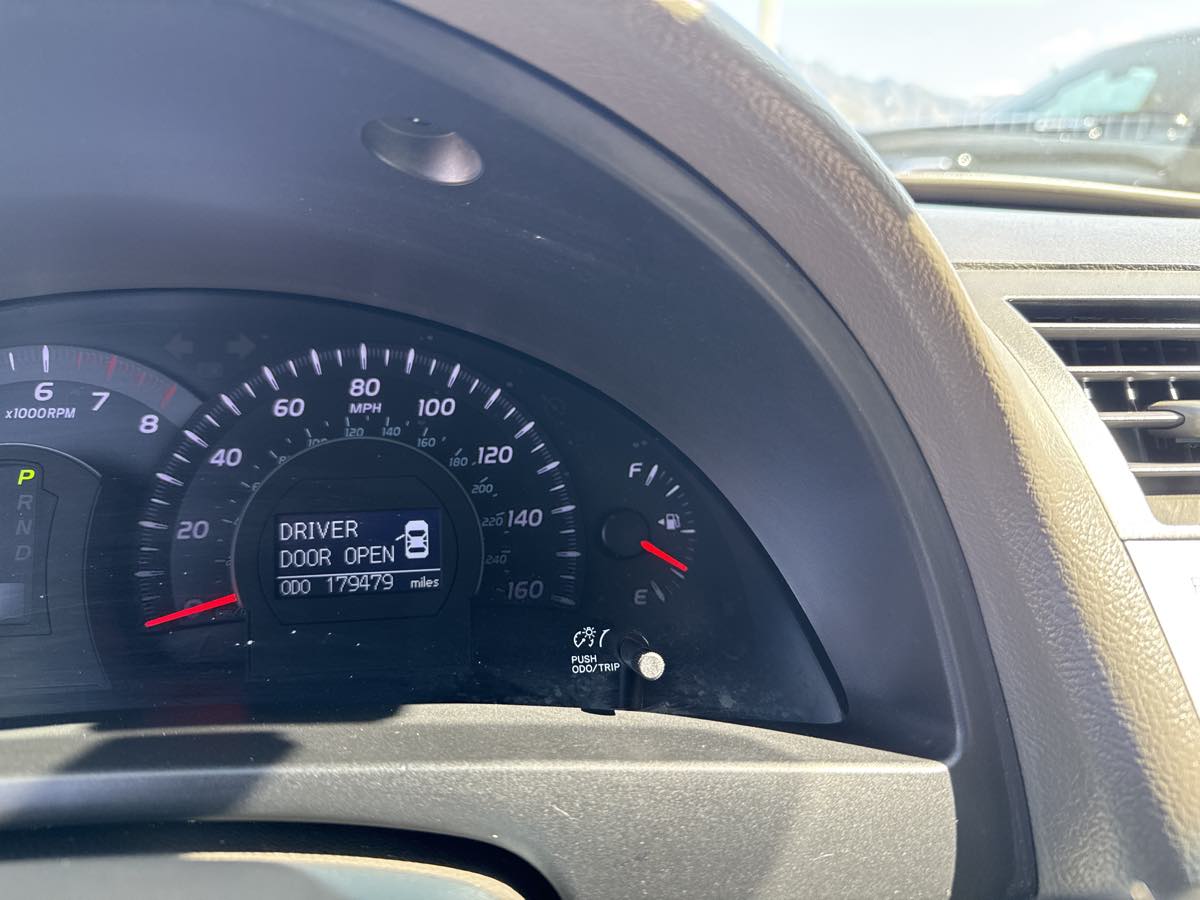 2010 Toyota Camry XLE photo 26